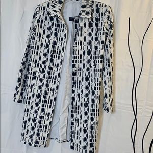 Slim fit lined cotton long jacket. Buttons hidden.